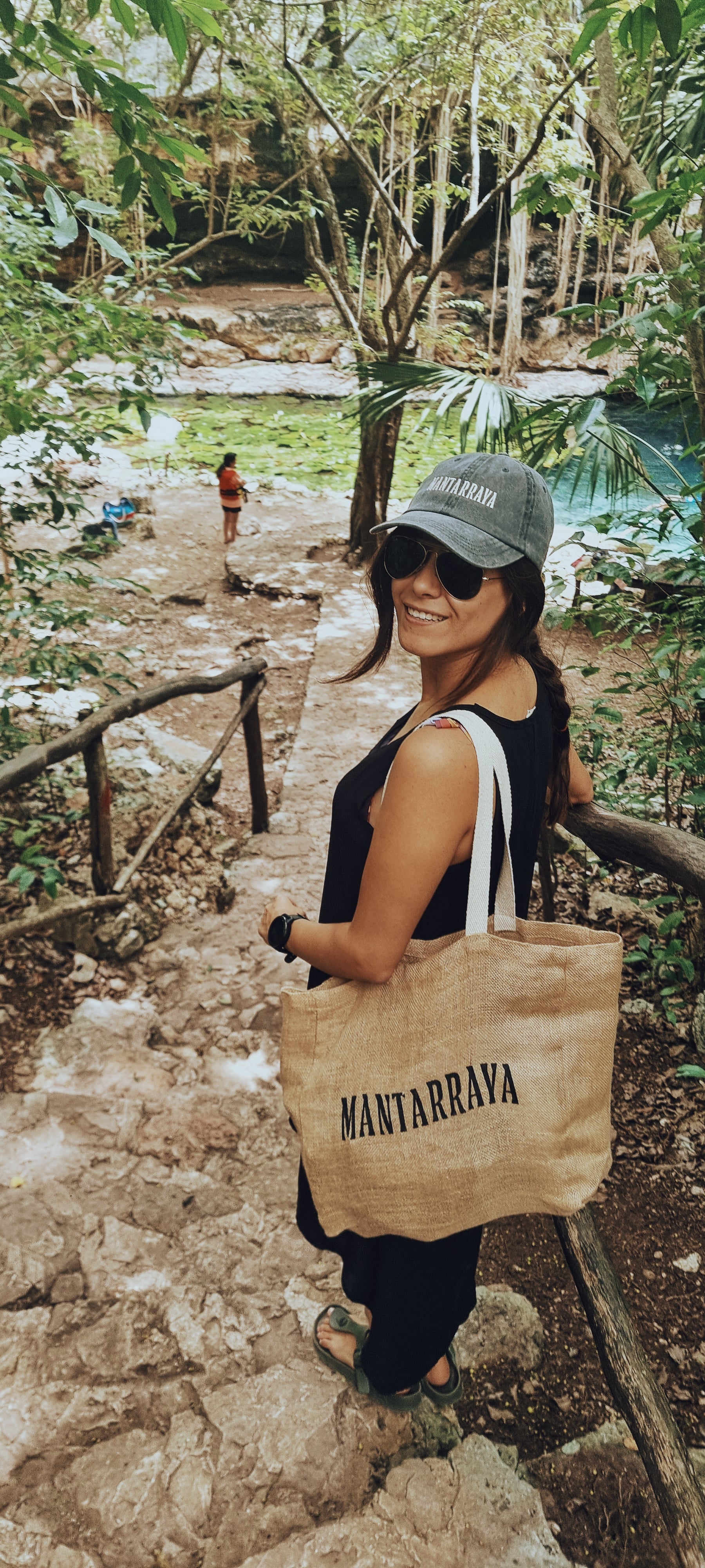 Gorra vintage y bolsa de yute. Visitando cenote en Yucatan Mexico