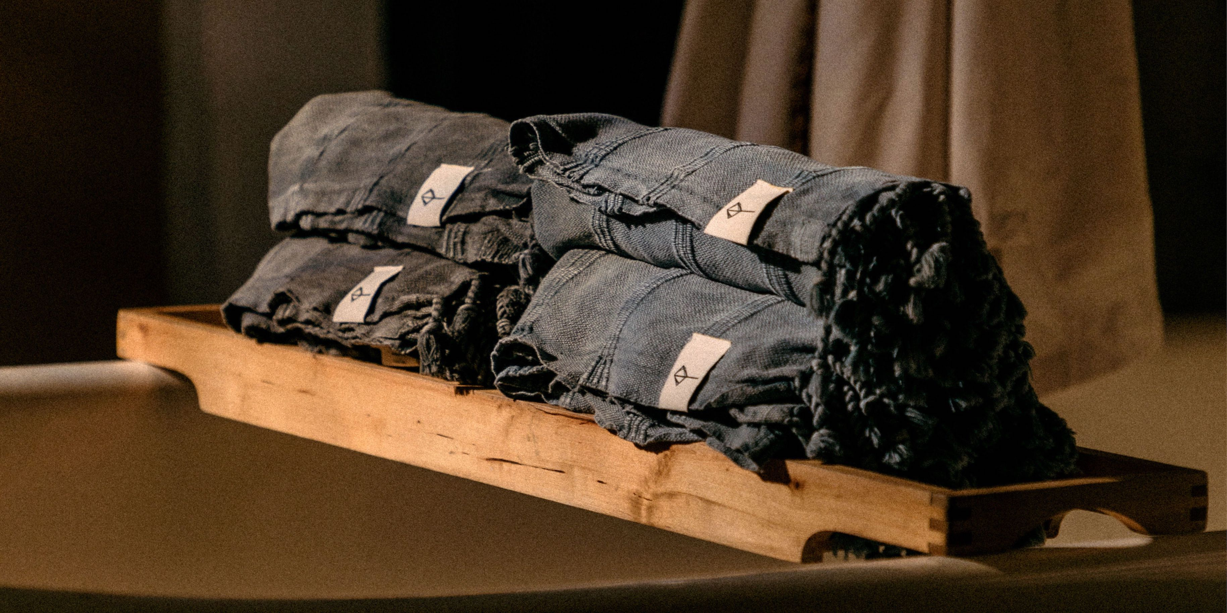 Set de toallas color negro y denim en baño