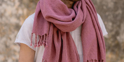 Toalla turca stonewashed color rosa como bufanda en hombre