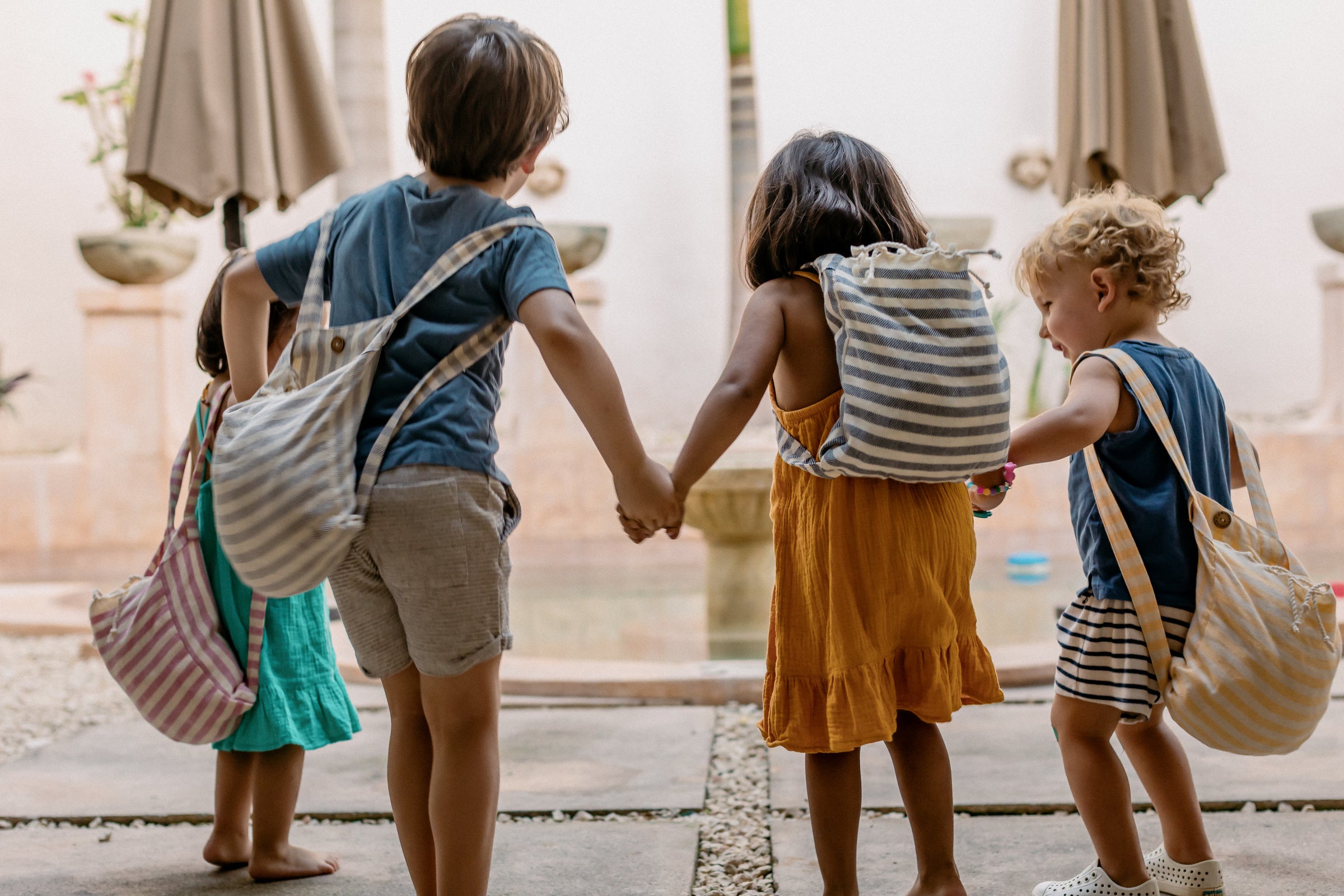 Toalla para niños que se transforma en mochila en distintos colores tipo pestemal